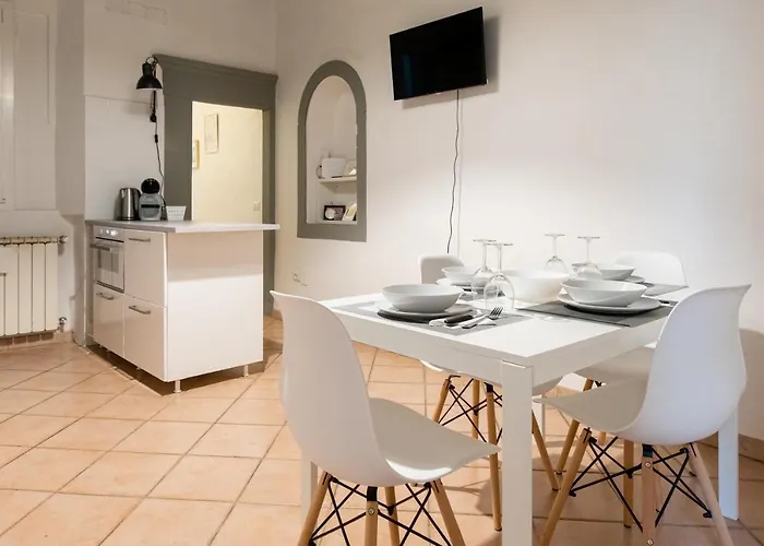 2 Rooms next to a market&Piazza Santa Croce